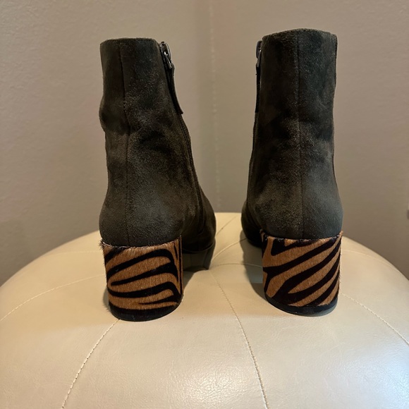 Forrest green suede booties with animal print heel. - Picture 2 of 7